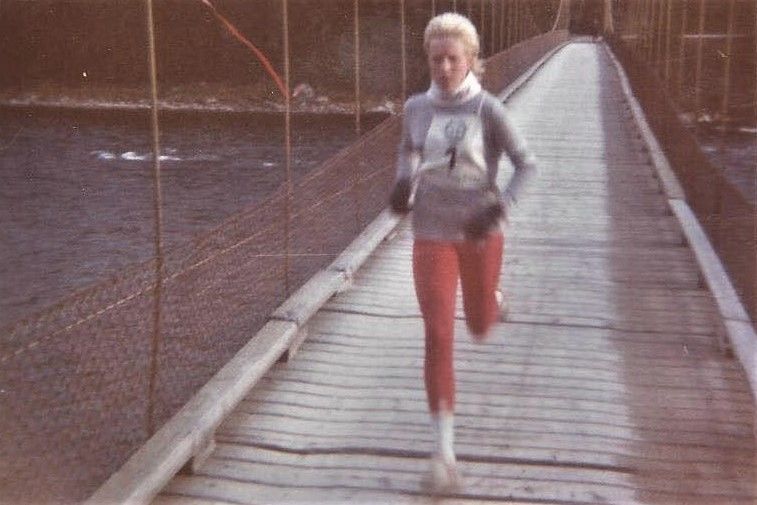 Randi Langøigjelten i kjent driv over Strandvoldbrua i 1985 da hun satte løyperekorden for kvinner på 30:58. (Foto: Strandvoldbruas venners facebookside)