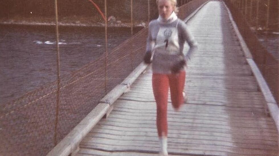 Randi Langøigjelten i kjent driv over Strandvoldbrua i 1985 da hun satte løyperekorden for kvinner på 30:58. (Foto: Strandvoldbruas venners facebookside)