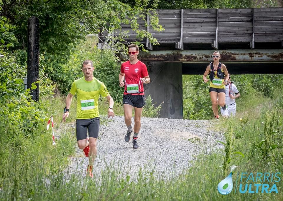Farris Ultra hadde også kortdistanse, 21 km, der Robert Rognli (nr 132) løp raskest av alle. Litt bak ser vi også vinneren av kvinneklassen, Kristin Opland. (Arrangørfoto)