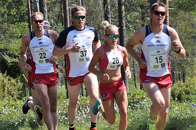 Berit Mogstad med Morten Sinvsås (15) og Lars Røen (37) og Jon Romundstad (22) Foto: Gunnar Bureid