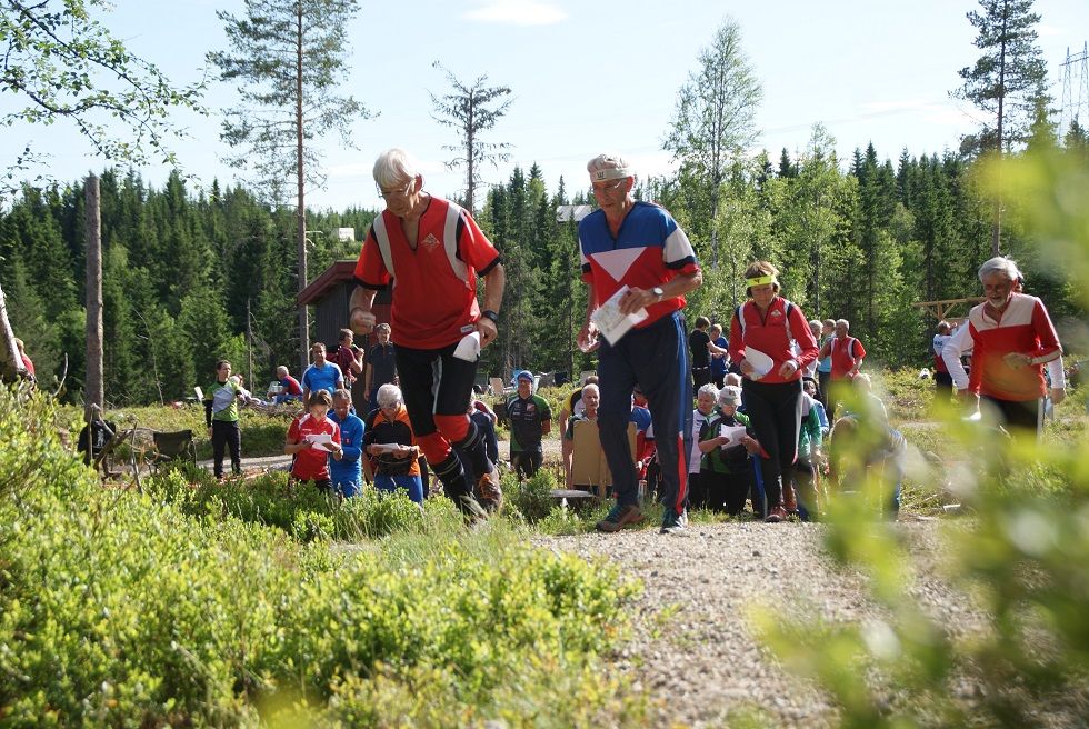 Løpere ut fra start på Gåsbu onsdag. (Foto: Stein Arne Negård)