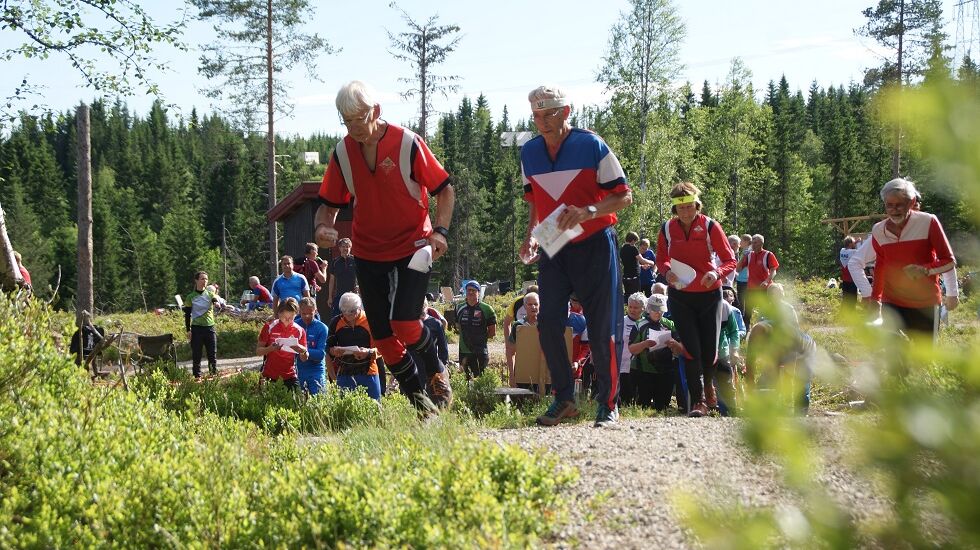 Løpere ut fra start på Gåsbu onsdag. (Foto: Stein Arne Negård)