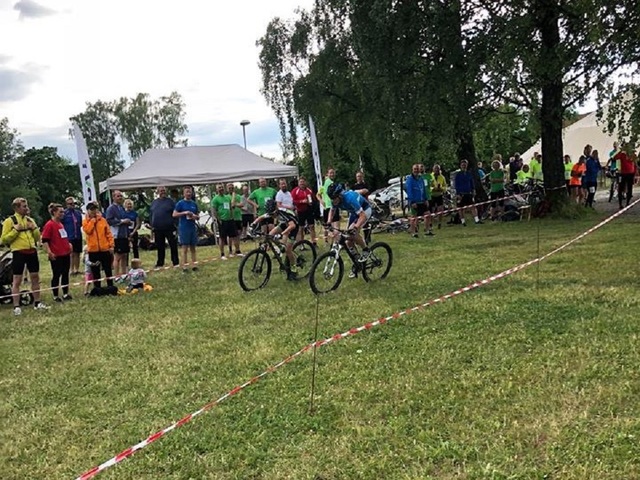 Tett duell på en av sykkeletappene. (Foto: Bedriftsidrettens facebookside)