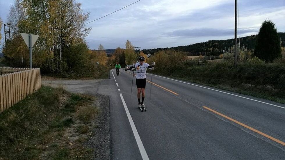 Rune Gilde staker mot mål ved hagen grendehus i det siste løpet i rulleskikarusellen fjor høst. (Foto: Trond Ole Myrvold)