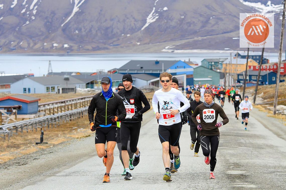 Like etter start på maraton ser vi herrevinner  Piotr Suchenia med startnummer 52 og kvinnevinner Mari Kråkemo med startnummer 2008. (Foto: Eivind Bye, Spitsbergen Marathon)