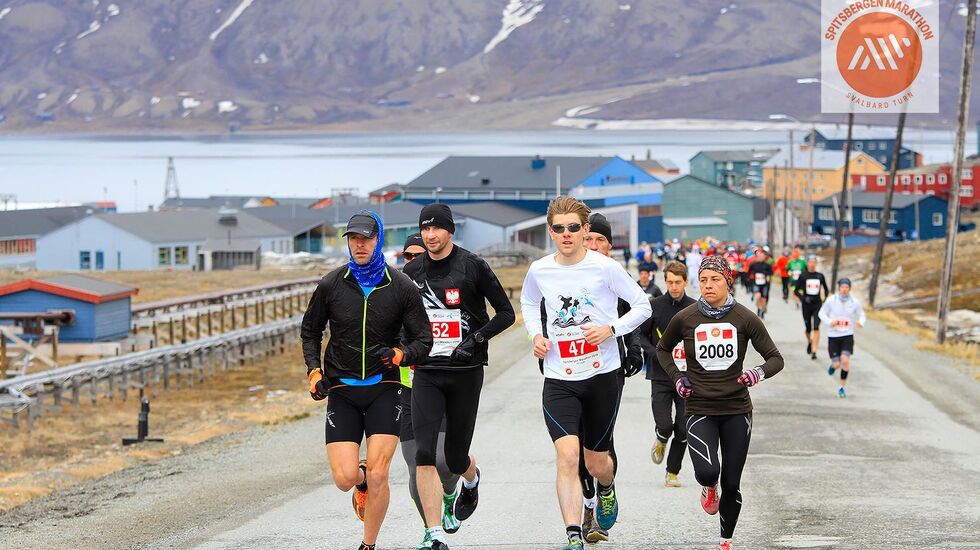 Like etter start på maraton ser vi herrevinner  Piotr Suchenia med startnummer 52 og kvinnevinner Mari Kråkemo med startnummer 2008. (Foto: Eivind Bye, Spitsbergen Marathon)