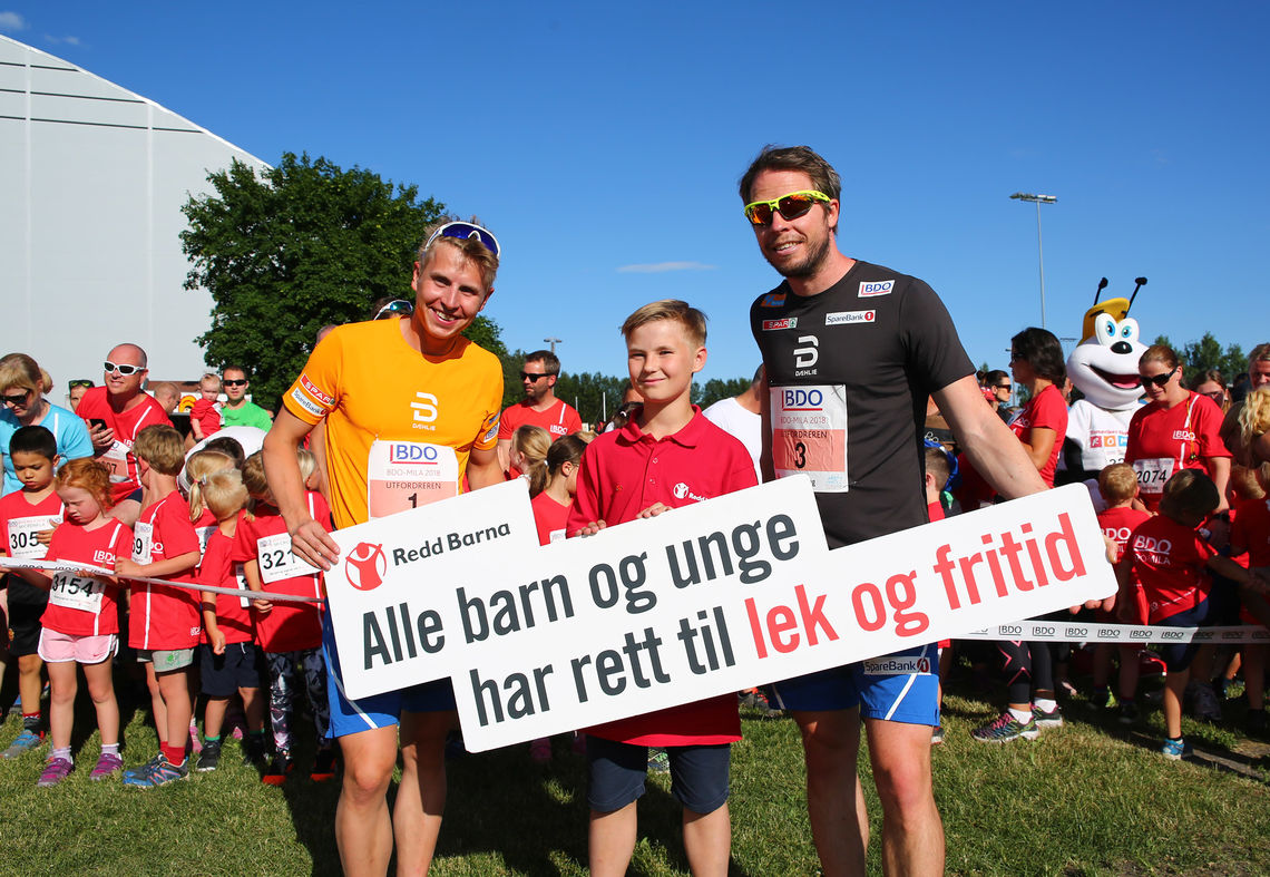 Simen Hegstad Krüger og Eirik Myhr Nossum på startstreken sammen med en representant for de mange unge løperne som var med. (Foto: Bjørn Hytjanstorp)