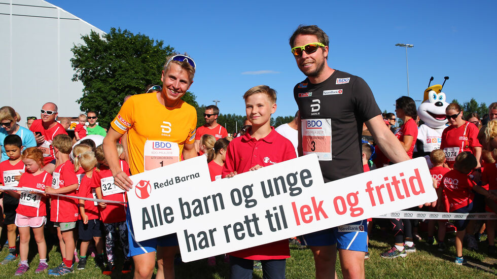 Simen Hegstad Krüger og Eirik Myhr Nossum på startstreken sammen med en representant for de mange unge løperne som var med. (Foto: Bjørn Hytjanstorp)
