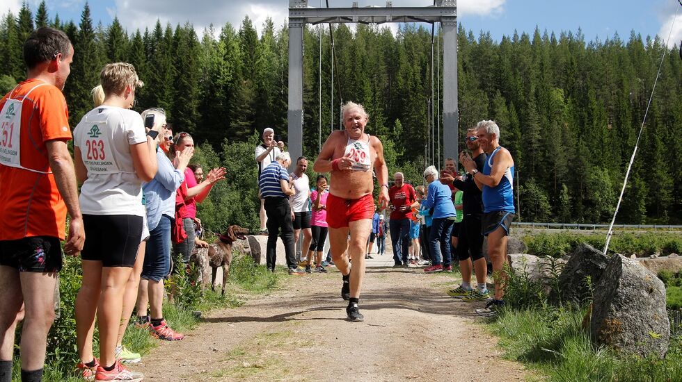 Arne Moren fikk lang stående applaus da Strandvoldrunden gjenoppsto i 2018, nær 25 år etter at gammebrua kollapset en høstdag i 1993.