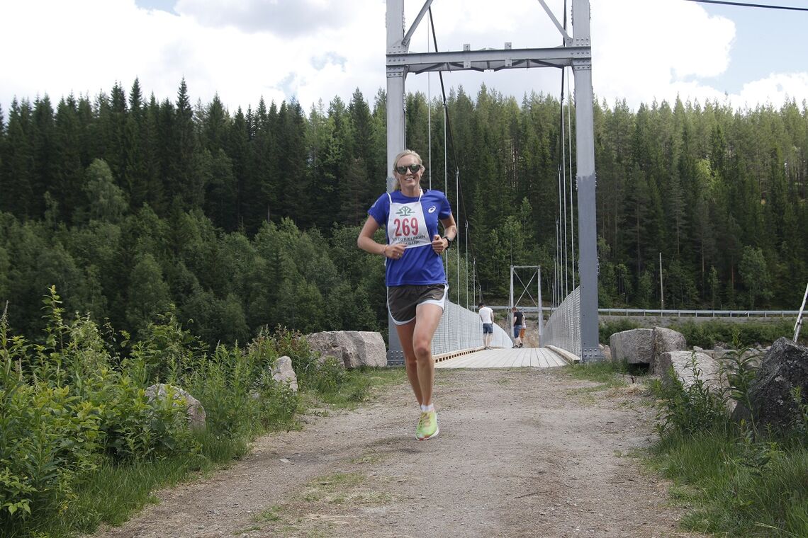 Mina Nerhagen har vært raskeste kvinne i Strandvoldrunden begge de to foregående årene. Her løper hun i mål på Strandvoldbrua som klar vinner i 2018.
