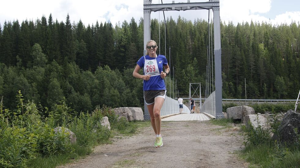 Mina Nerhagen har vært raskeste kvinne i Strandvoldrunden begge de to foregående årene. Her løper hun i mål på Strandvoldbrua som klar vinner i 2018.