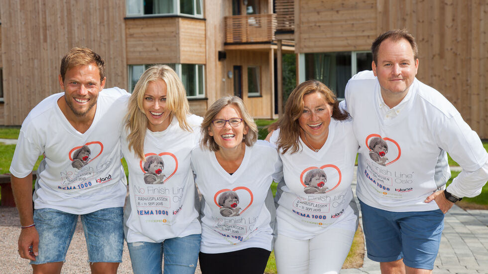 Thor og Susanne Hushovd til venstre sammen med Mette, Ada Sofie og Erik fra Stine Sofies Stiftelse. (Arrangørfoto 2016)