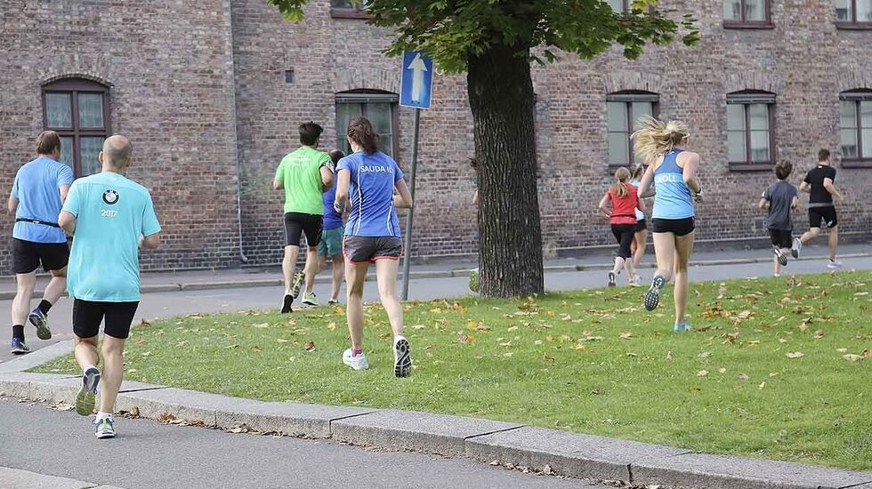 Somme spring tvers over plenen, andre tek den lengre vegen rundt. Kor køyrde løypamålaren med sykkelen sin? (Foto: Runar Gilberg) 