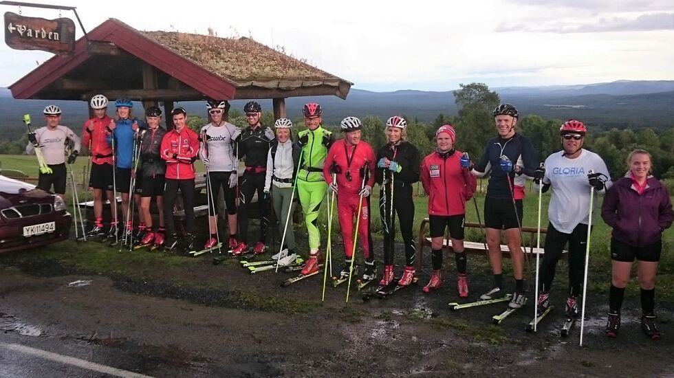 Hele feltet samlet ved målstreken på Hovindberget. (Foto: Geir Arne Linderud)