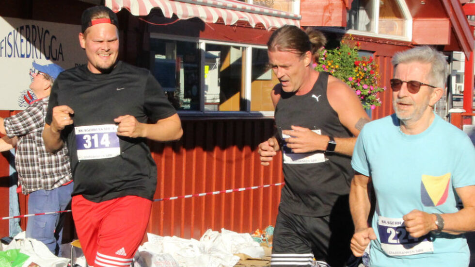 Her passeres fiskebrygga i 2019. Nils Erik Goderstad, Roger Andersen og Viggo Tjøgersen i godt driv den gangen.