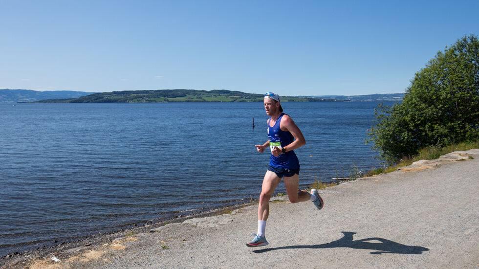 Vinneren av fjorårets premiere på H3 Hamar HOKA Maraton, Simen Næss Berge, er påmeldt til vårløpet langs Mjøsa. (Foto: Sylvain Cavatz)