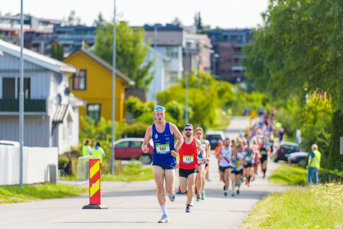 Simen Næss Berge løp solo i 21 km i Hamar lørdag. Her har det gått 500 m etter starten på Koigen. (Foto: EF Sportsfoto)