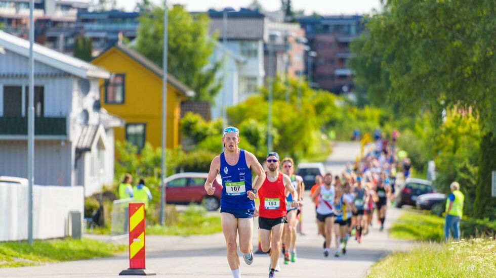Simen Næss Berge løp solo i 21 km i Hamar lørdag. Her har det gått 500 m etter starten på Koigen. (Foto: EF Sportsfoto)