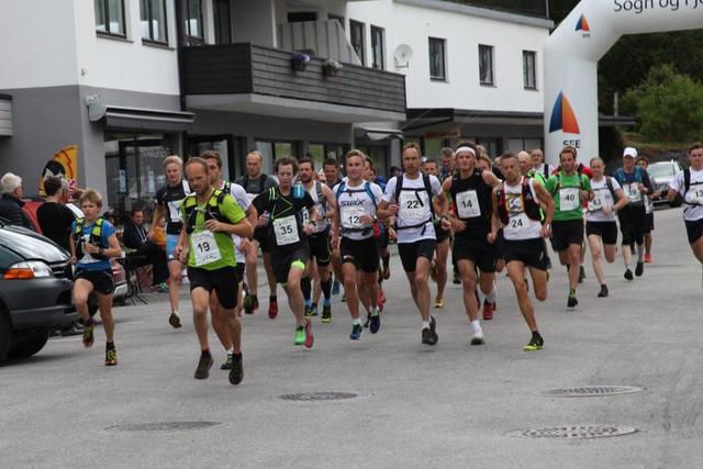 Starten har gått, Sverre Nesdal Aske frå arrangørklubben itet. Foto: Arrangør.