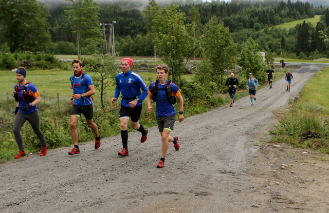 Vinner av maraton Jonas Hesthaug, Eidsdal IL tiø høyre i bild. Foto: Arild Foldal.