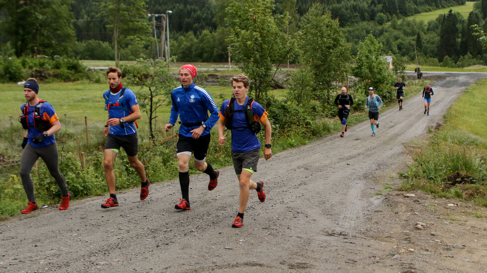 Vinner av maraton Jonas Hesthaug, Eidsdal IL tiø høyre i bild. Foto: Arild Foldal.