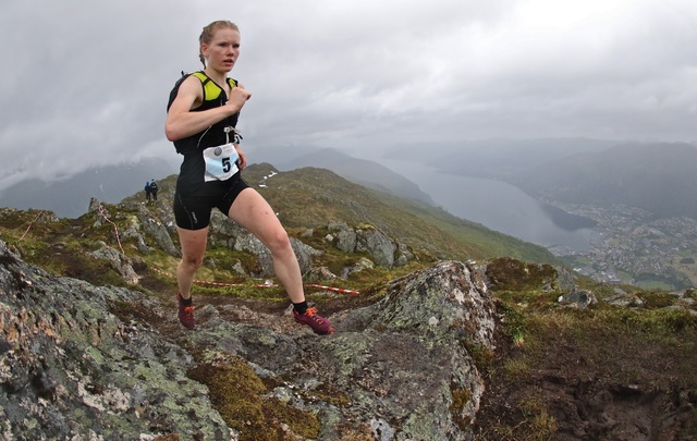 Karoline Holsen Kyte, Førde IL i mål 2017 til ny løyperekord. Foto: Martin Hauge-Nilsen