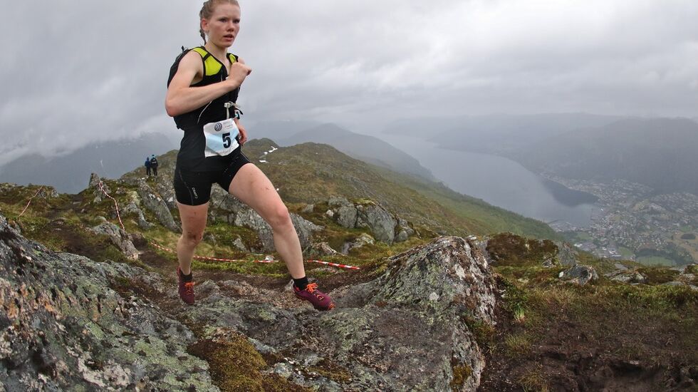 Karoline Holsen Kyte, Førde IL i mål 2017 til ny løyperekord. Foto: Martin Hauge-Nilsen