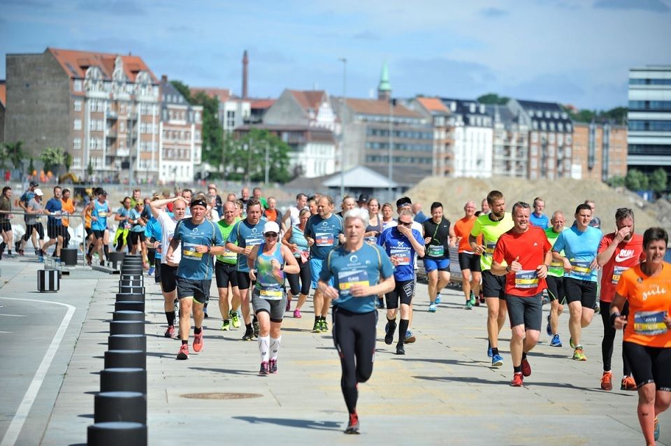 Aarhus City halvmaraton har en sentrumsnær og bilfri løype med start og mål i Rådhusparken midt i byen (Arrangørfoto).