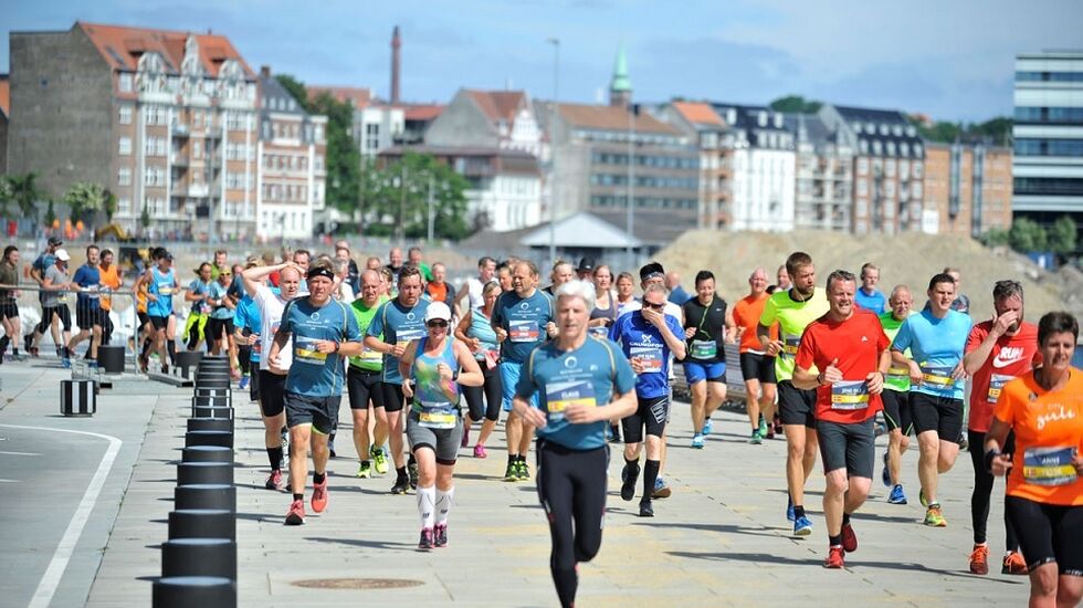 Aarhus City halvmaraton har en sentrumsnær og bilfri løype med start og mål i Rådhusparken midt i byen (Arrangørfoto).