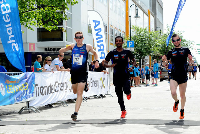 Erik Grimstad løper Namdal inn til ledelse føste dagen av St.Olavsloppet  Foto: Arne Brunes