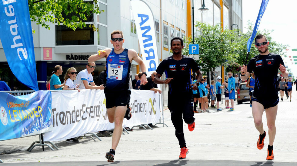 Erik Grimstad løper Namdal inn til ledelse føste dagen av St.Olavsloppet  Foto: Arne Brunes