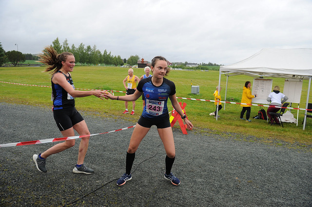 Veksling på Stiklestad: Namdals Synnøve Ingulsvann gir pinnen til Hanna Mørkved som var raskest på sin etappe. Foto: Arne Brunes