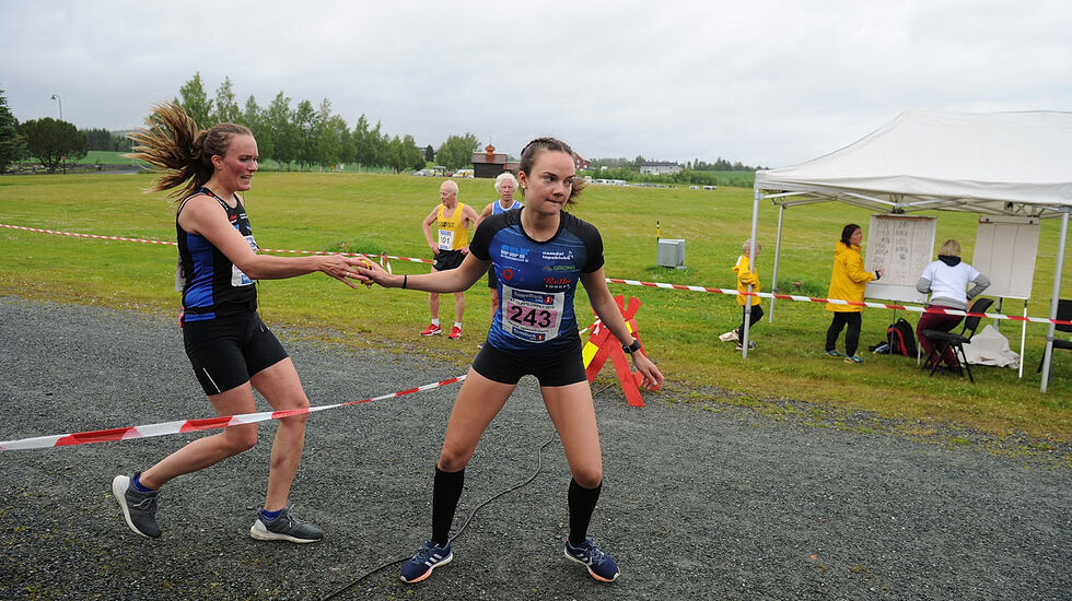 Veksling på Stiklestad: Namdals Synnøve Ingulsvann gir pinnen til Hanna Mørkved som var raskest på sin etappe. Foto: Arne Brunes