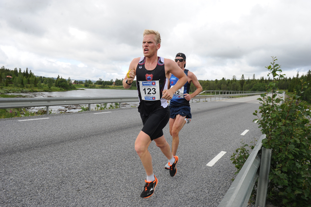 Vegard Vårheim, Fjellørnen foran Espen Kveli , Namdal. Foto : Arne Brunes