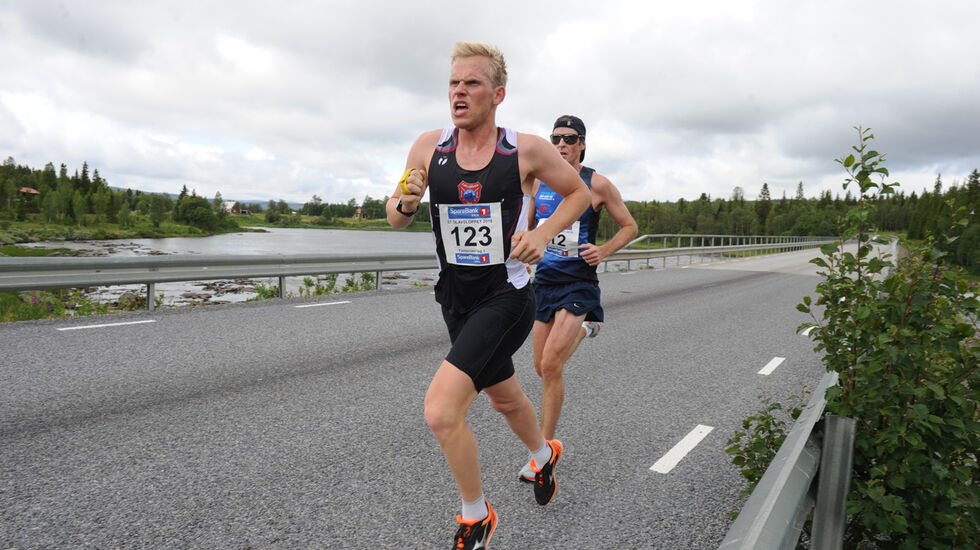Vegard Vårheim, Fjellørnen foran Espen Kveli , Namdal. Foto : Arne Brunes