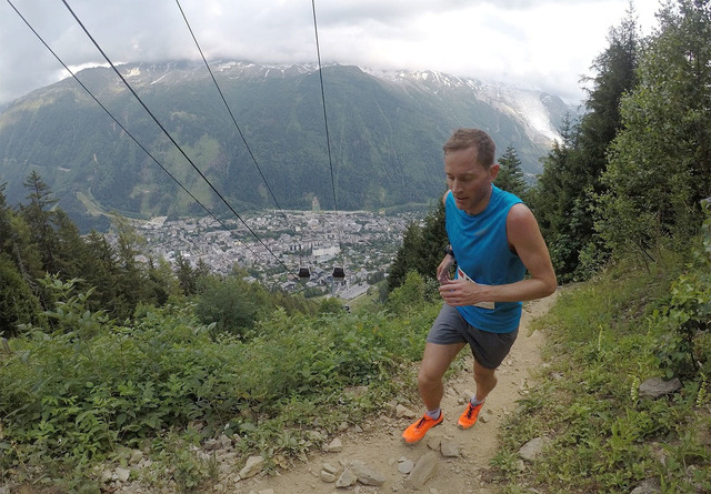 Eirik Haugsnes trives og løper fort i den knallbratte løypa som går under taubanen opp fra Chamonix i Frankrike. (Foto: Bjørn Johannessen)
