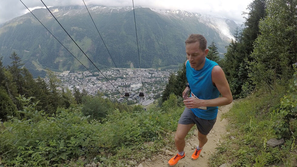 Eirik Haugsnes trives og løper fort i den knallbratte løypa som går under taubanen opp fra Chamonix i Frankrike. (Foto: Bjørn Johannessen) 