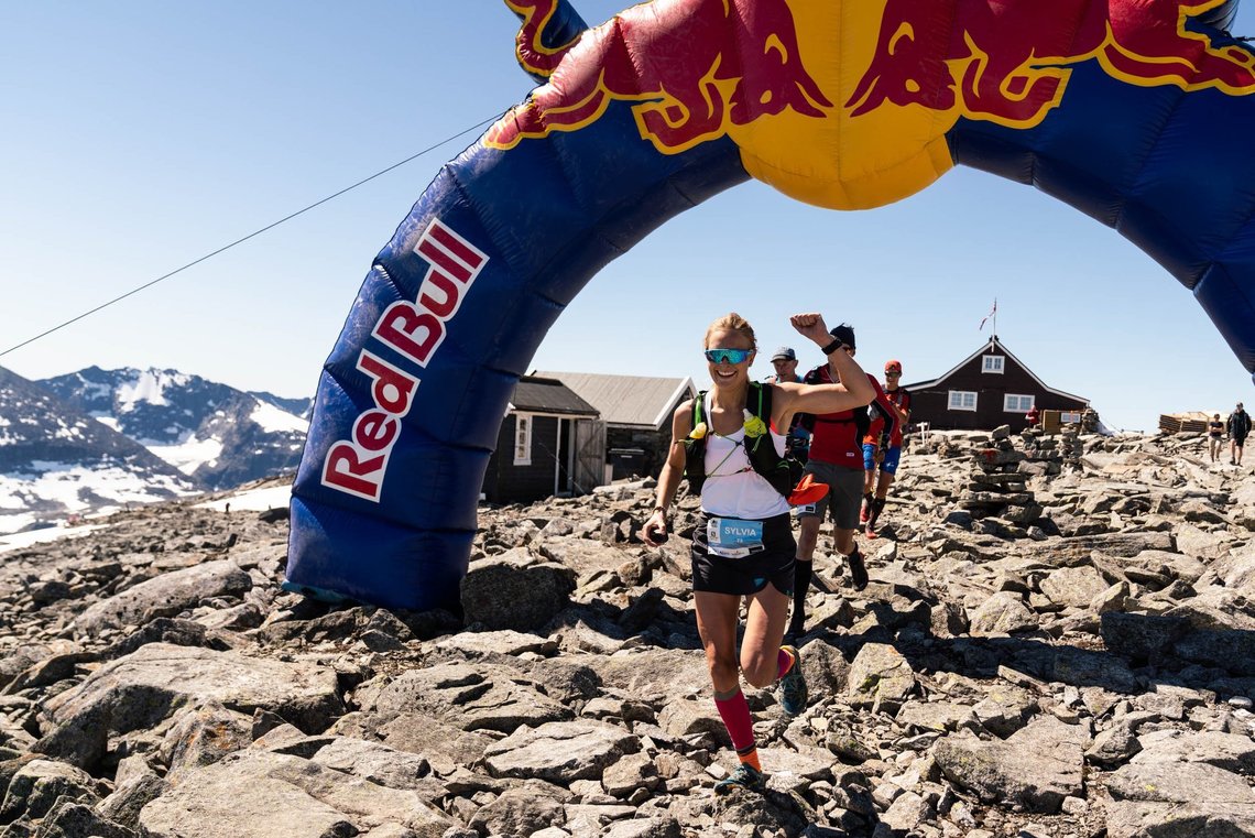 Sylvia Nordskar passerer Fannaråkhytta etter 5 km - og ser allerede ut som en vinner, og hun vant - slik også broren Gjermund gjorde. (Foto: Bård Basberg/XREID)