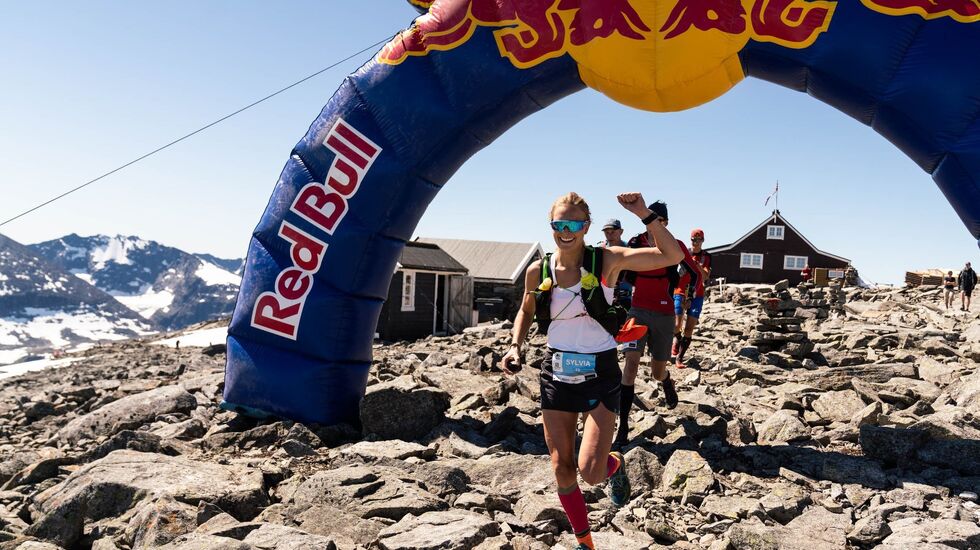 Sylvia Nordskar passerer Fannaråkhytta etter 5 km - og ser allerede ut som en vinner, og hun vant - slik også broren Gjermund gjorde. (Foto: Bård Basberg/XREID)