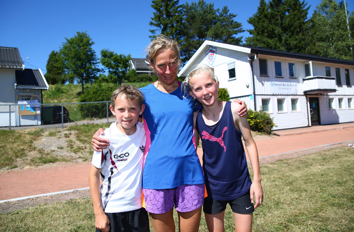 Sigurd, Siri og Selma, tre vinnere på Sørum. (Foto: Bjørn Hytjanstorp)
