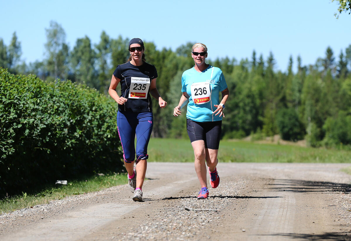Stomperudløpet2018-6km-Mona Aasnes og Veronica Årnes