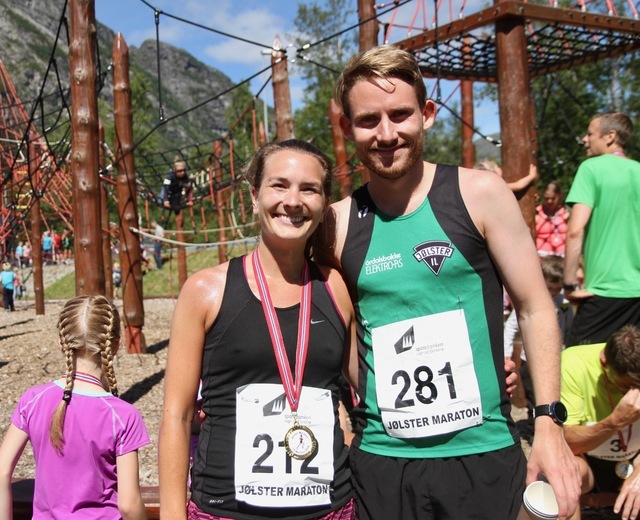 Kjærestepar og distansevinnere i Jølster Maraton 2018. Ingrid Bredesen Hatlelid vant halvmaraton for kvinner og Knut Olav Øygard vant 5 km. Foto: Helge Fuglseth