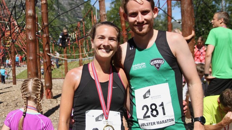 Kjærestepar og distansevinnere i Jølster Maraton 2018. Ingrid Bredesen Hatlelid vant halvmaraton for kvinner og Knut Olav Øygard vant 5 km. Foto: Helge Fuglseth