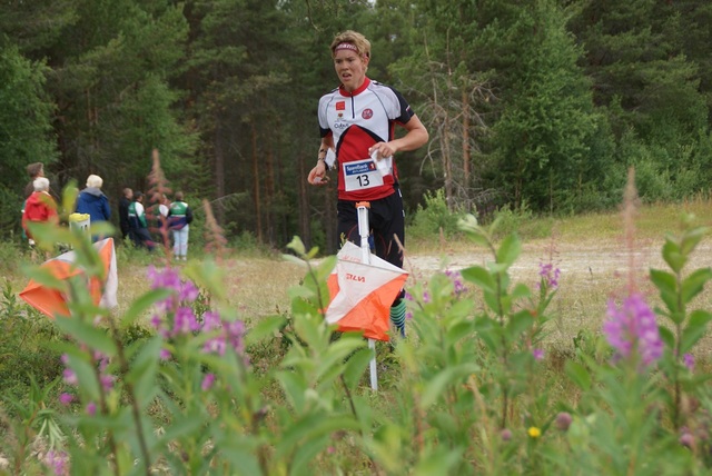 Gaute Kvittum Nytrøen på veg til 2. plass i H 17-18 på mellomdistansen på hjemmebane på Tynset lørdag. (Foto: Stein Arne Negård)