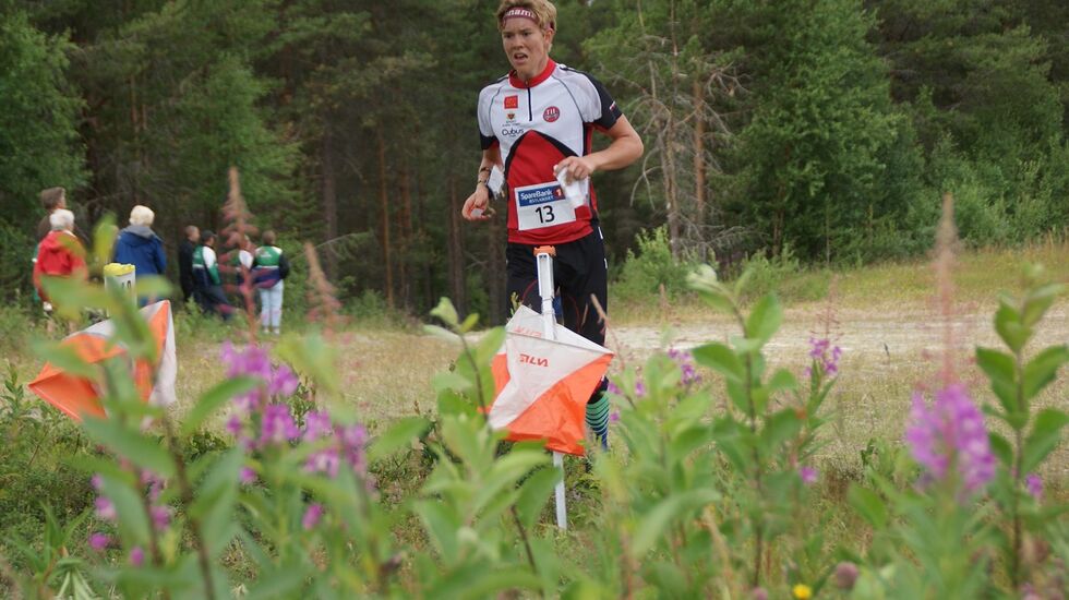 Gaute Kvittum Nytrøen på veg til 2. plass i H 17-18 på mellomdistansen på hjemmebane på Tynset lørdag. (Foto: Stein Arne Negård) 