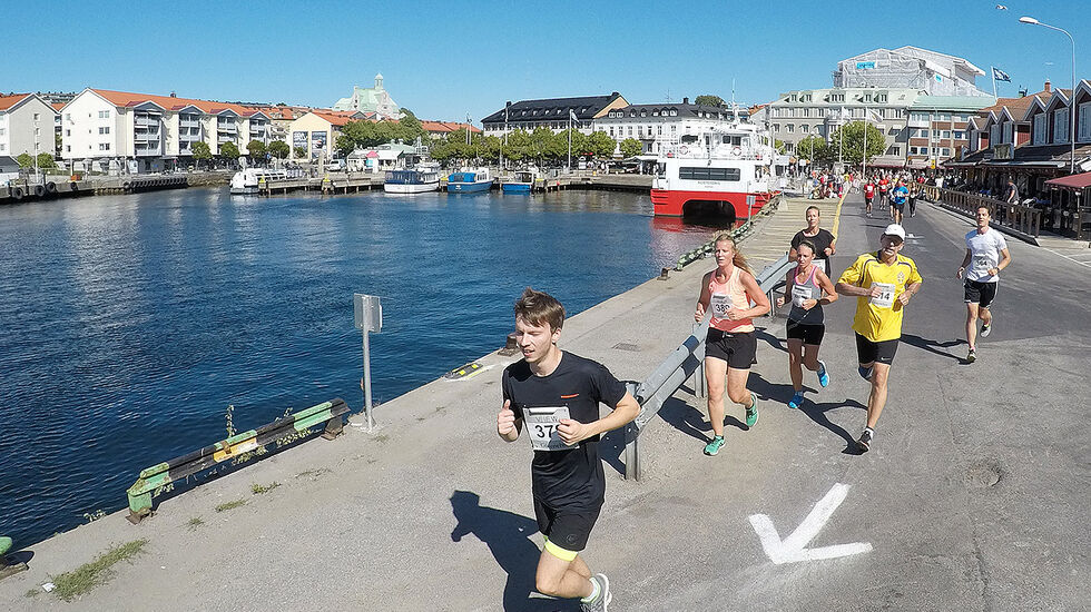 Det er idyllisk langs havna i Strømstad sentrum en sommerdag i juli. (Alle foto: Bjørn Johannessen)