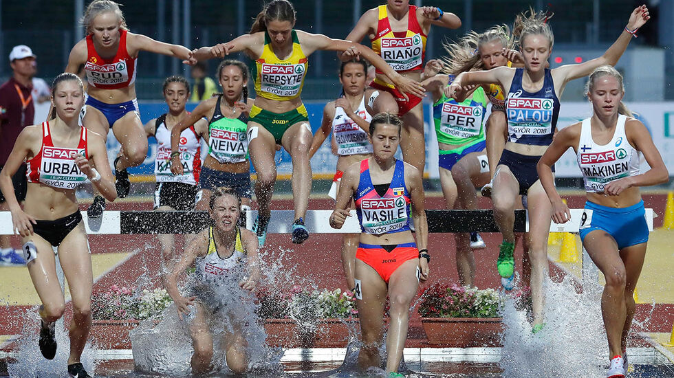 Mari Andreassen Rud (til venstre på hinderet) kom på en 11. plass i forsøksheatet på 2000 m hinder. Det holdt ikke til avansement. (Foto: Gettyimages) 