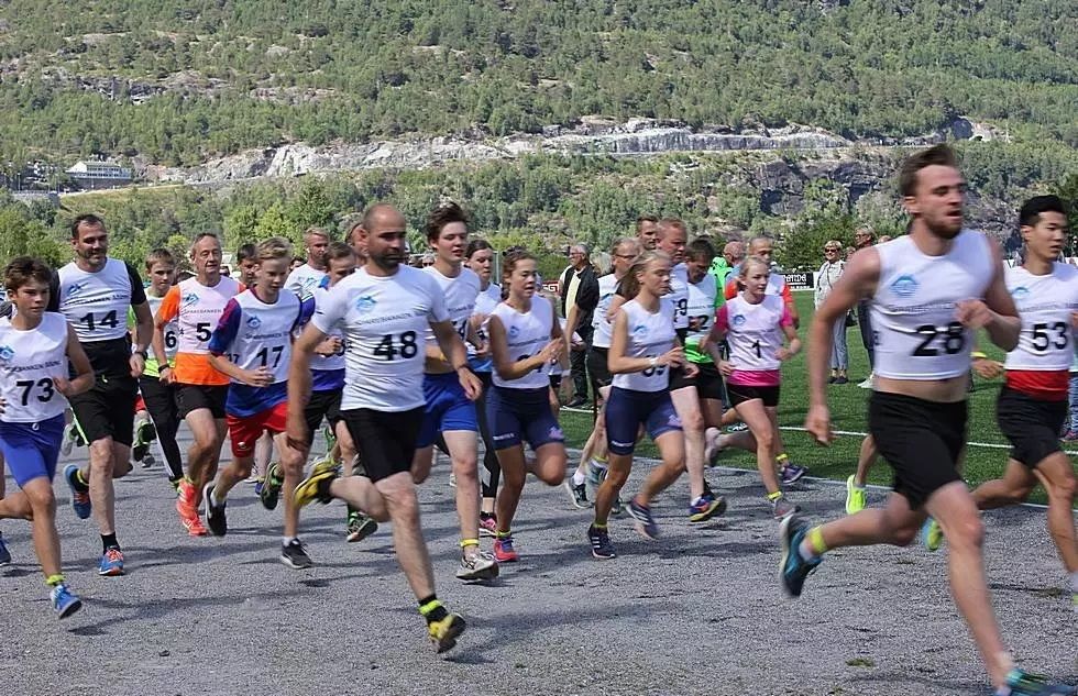 33 deltagere legger i vei på 6,6 km i godt og varmt vær i årets Hellesyltløp (Foto: Ragnhild Stadheim).