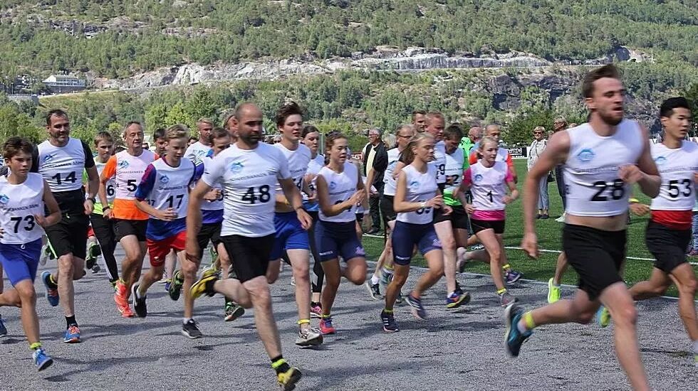33 deltagere legger i vei på 6,6 km i godt og varmt vær i årets Hellesyltløp (Foto: Ragnhild Stadheim).