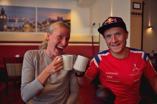 Lotte Miller og Kristian Blummenfelt i godt humør ved frokosten før konkurransen i Hamburg WTS. (Foto: Norges Triatlonforbund)
